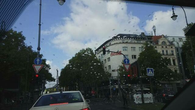 Kreuzung Aachener Straße (Köln)  Hier standen Dietmar und Bärbel mit Dietmars altem Audi in der Folge "Nach 6 im Zoo"