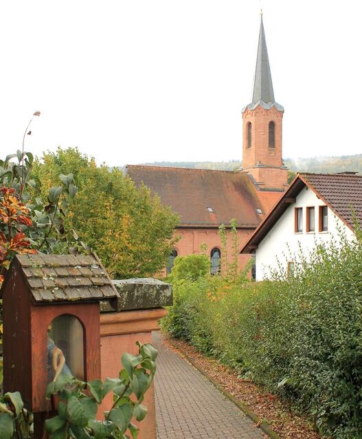 Blick vom Friedhof auf die katholische Kirche in Bieber.