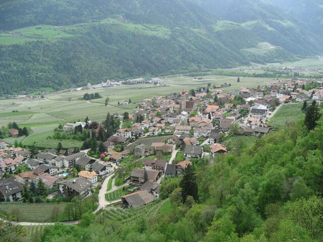 Blick vom Waalweg hinunter nach Partschins, im Vinschgau.