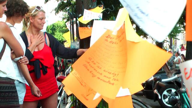 Zettel mit Gedanken der Anwohner aufgehängt an einer Wäscheleine gegenüber der Roten Flora im Hamburger Schanzenviertel unmittelbar nach den vielleicht schlimmsten Ausschreitungen seit Jahren