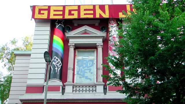 Seit 1989 besetzt - das autonome Kulturzentrum die "Rote Flora"
https://www.facebook.com/notes/max-bryan/rote-flora-was-wird-aus-dem-szenetreff/1856247924393114/