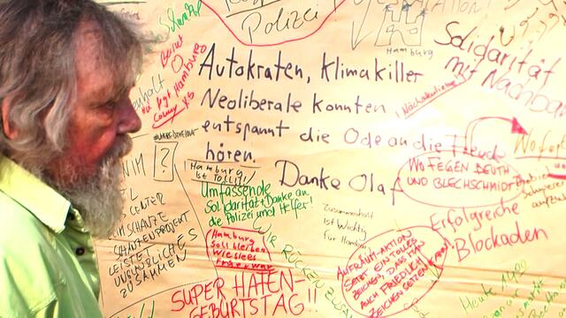 "Autokraten, Klimakiller, Neoliberale konnten entspannt die Ode an die Freude hören - DANKE OLAF", schrieb einer der Anwohner an die Tafel ...