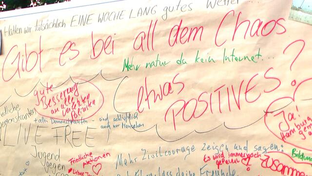 "Gibt es bei all dem Chaos auch etwas Positives?" - steht auf diesem Plakat. Hunderte Anwohner machten ihrer Meinung Luft ...