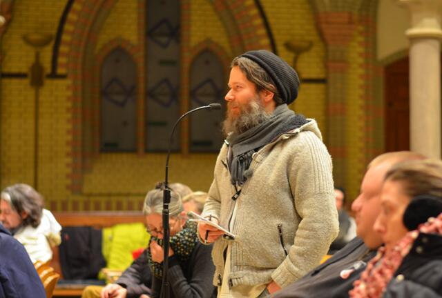 Im Nachgang gab es dann jene Podiumsdiskussion in der Kirche, wo der damalige SPD-Fraktionsvorsitzende Martin Schäfer (SPD) doch felsenfest schwor, dass die Stadt - Zitat: "alles tue, damit die Rote Flora so bleibt wie sie ist" und die Rote Flora - Zitat: "für alle Zeiten ein selbstverwaltetes Kulturzentrum bleibt". Hier bitte reinhören: https://www.youtube.com/watch?v=xkox0Uoati4&index=16&list=UUWbqAhkZlc-5P2_rEJtcXkg&t=4m49s
Und mal schauen, was dieses Versprechen heute noch wert ist.

Max Bryan
3. Oktobe