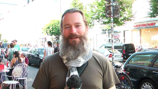 Die Schanzenbewohner sind "krisenerprobt". Nur 48h nach der schlimmen Nacht vom 7. Juli waren die Straßen wieder so sauber wie davor - als hätte es die Auseinandersetzung nie gegeben ...
https://www.facebook.com/notes/max-bryan/rote-flora-was-wird-aus-dem-szenetreff/1856247924393114/ (Toller Zusammenhalt im Viertel) ...