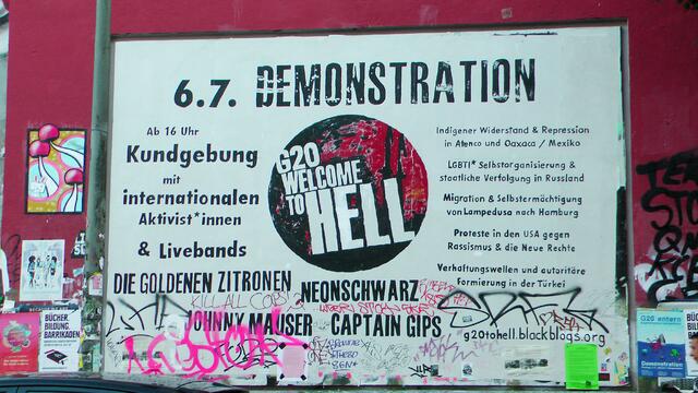Ein Hauch von Revolution - oft hängen auch selbstgemalte Plakate an der Fassade der Roten Flora im Hamburger Schanzenviertel (Foto: Max Bryan)