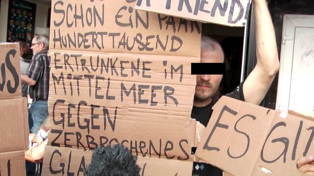 Will nicht erkannt sein - der Aktivist hinter den Pappschildern