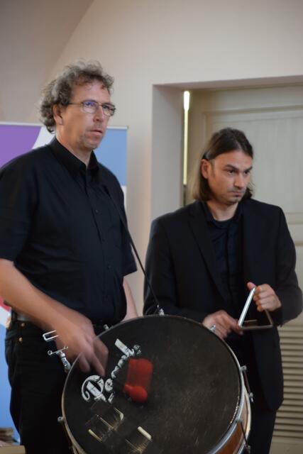 Ohne Percussion keinen Rhythmus: Klaus Schlossmacher und Fernando Marin | Foto: Anke Koch-Röttering