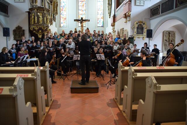 Chor, Solisten und Orchester bei der Probe vor dem Konzert | Foto: Jörg Rustmeier