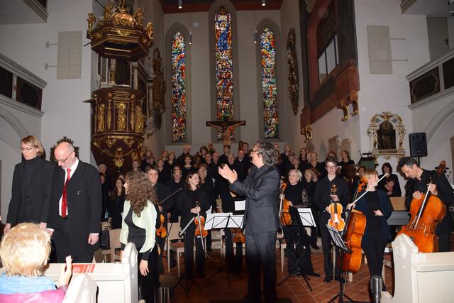 Ein sehr zufriedener Komponist und Chorleiter Jean Kleeb, der sich bei Chor, Solisten und Orchester für diese erfolgreiche Aufführung bedankt | Foto: Anke Koch-Röttering