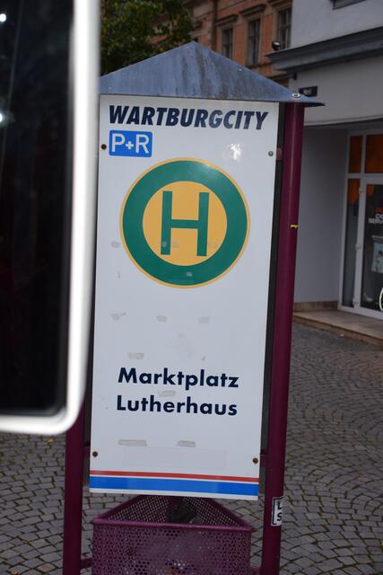 Ein Halteplatz für den Bus aus dem Marburger Land und die hessischen Gäste!