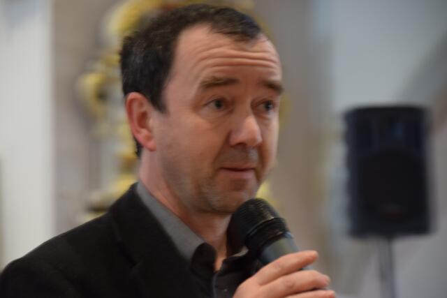 KMD Christian Stötzner begrüßt die Gäste zum Konzert "Luther! Ein Weltmusik-Oratorium" mit "Joy of Life" der Lutherischen Pfarrkirche Marburg | Foto: Anke Koch-Röttering