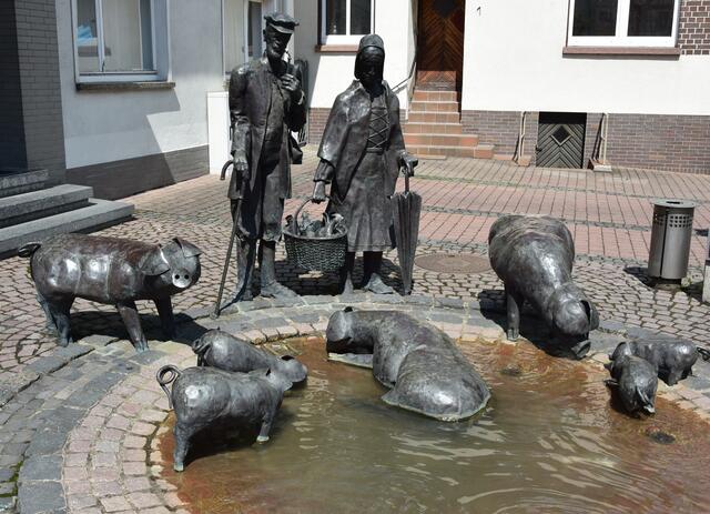 Steinau an der Straße, dem Ort, in denen die Grimms als Kinder lebten. Überall sind dort Märchenmotive zu sehen.