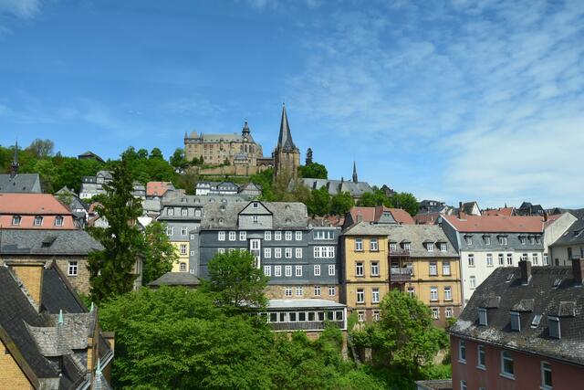 Marburg, durch die Scheibe eines Schaufensters fotografiert