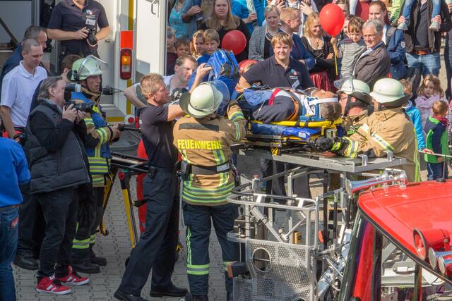 Tag der offenen Tür der Freiwilligen Feuerwehr Friedberg 2017 - Friedbergs Bürgermeister Roland Eichmann bei  der Demonstration einer Rettungsaktion über die Drehleiter