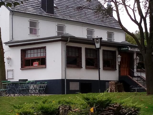 Das "Höllentor" aus Meuchelbeck , Staffel 1  ist eigentlich die Gaststätte "Pitt Jupp" in Stürzelberg, Grind 6