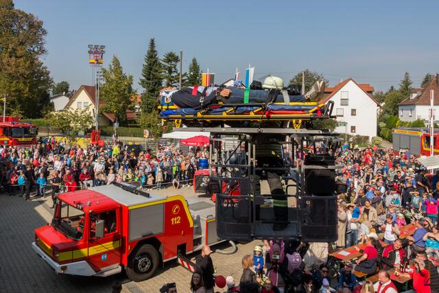 Tag der offenen Tür der Freiwilligen Feuerwehr Friedberg 2017 - Friedbergs Bürgermeister Roland Eichmann bei  der Demonstration einer Rettungsaktion über die Drehleiter