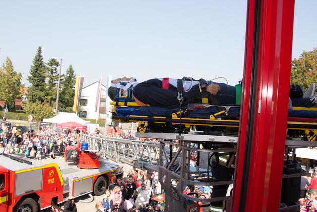 Tag der offenen Tür der Freiwilligen Feuerwehr Friedberg 2017 - Friedbergs Bürgermeister Roland Eichmann bei  der Demonstration einer Rettungsaktion über die Drehleiter
