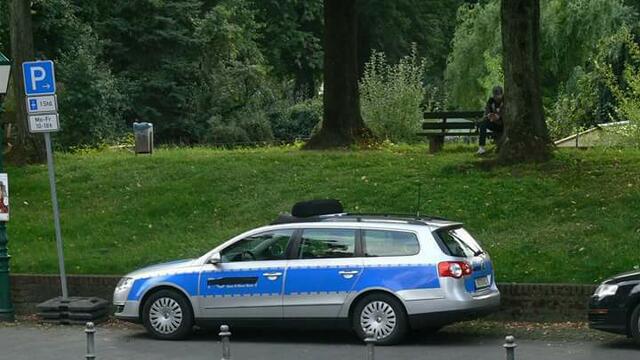 Zweite Staffel Meuchelbeck in Zons. Gegenüber des Schweinebrunnens parkte das Filmfahrzeug.