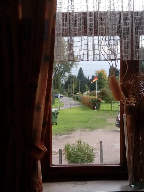 Das "Höllentor" aus Meuchelbeck , Staffel 1  ist eigentlich die Gaststätte "Pitt Jupp" in Stürzelberg, Grind 6....In der Serie sieht man auch die Fahne vom Campingplatz.