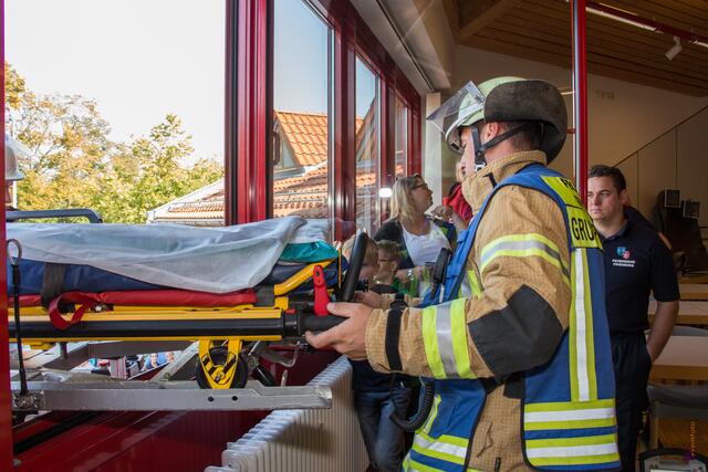 Tag der offenen Tür der Freiwilligen Feuerwehr Friedberg 2017 - Friedbergs Bürgermeister Roland Eichmann bei  der Demonstration einer Rettungsaktion über die Drehleiter