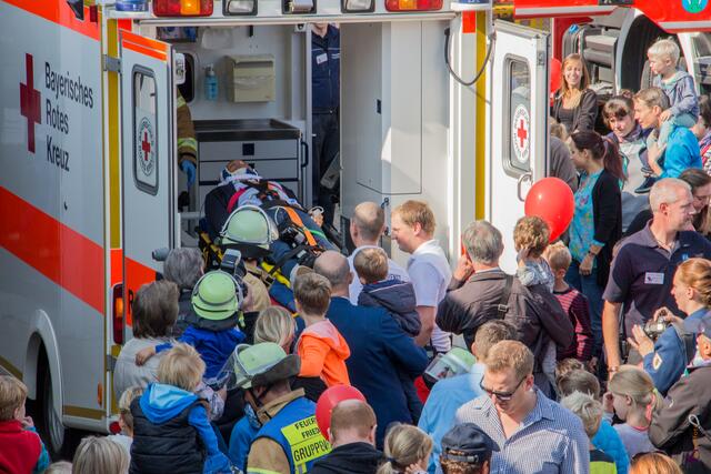 Tag der offenen Tür der Freiwilligen Feuerwehr Friedberg 2017 - Friedbergs Bürgermeister Roland Eichmann bei  der Demonstration einer Rettungsaktion über die Drehleiter