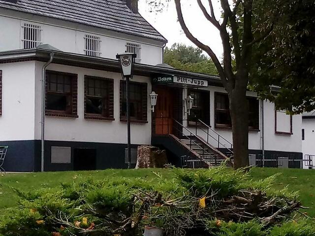 Das "Höllentor" aus Meuchelbeck , Staffel 1  ist eigentlich die Gaststätte "Pitt Jupp" in Stürzelberg, Grind 6