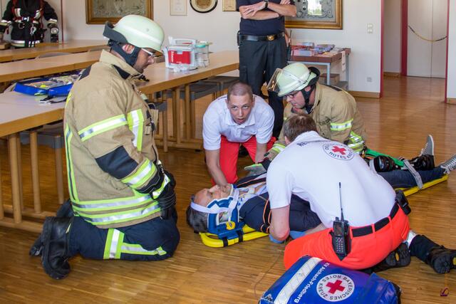 Tag der offenen Tür der Freiwilligen Feuerwehr Friedberg 2017 - Friedbergs Bürgermeister Roland Eichmann bei  der Demonstration einer Rettungsaktion über die Drehleiter