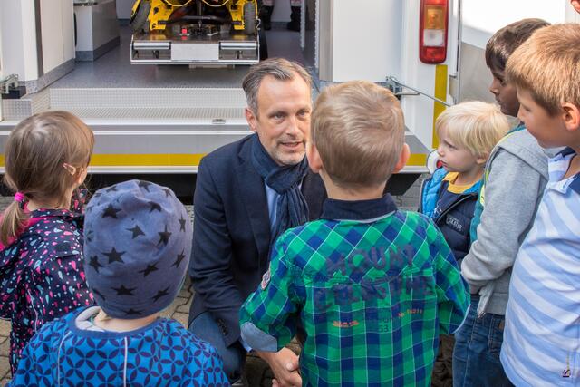 Tag der offenen Tür der Freiwilligen Feuerwehr Friedberg 2017 - Nach der geglückten Rettungsaktion mit der Drehleiter muss Friedbergs Bürgermeister Roland Eichmann sofort viele Interviews geben