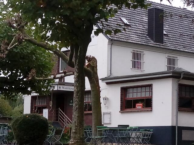 Das "Höllentor" aus Meuchelbeck , Staffel 1  ist eigentlich die Gaststätte "Pitt Jupp" in Stürzelberg, Grind 6