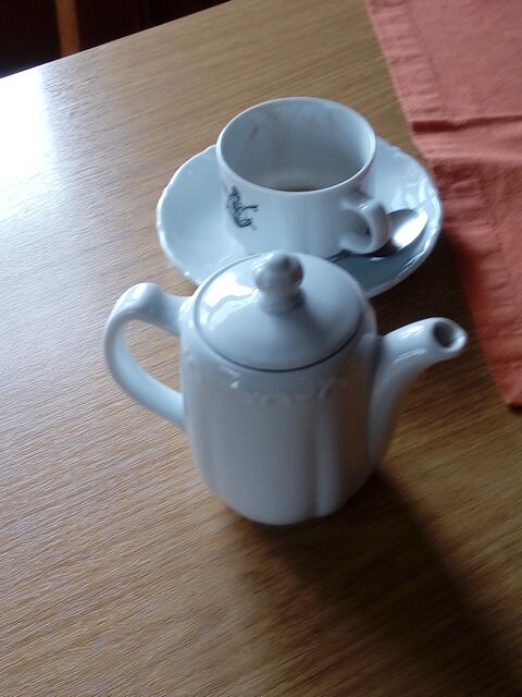 Sogar das Porzellan ist stilecht im "Höllentor"