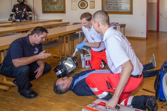 Tag der offenen Tür der Freiwilligen Feuerwehr Friedberg 2017 - Friedbergs Bürgermeister Roland Eichmann bei  der Demonstration einer Rettungsaktion über die Drehleiter