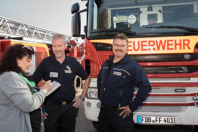 Tag der offenen Tür der Freiwilligen Feuerwehr Friedberg 2017 - myheimat Reporterin Sabina Scherer im Gespräch mit dem Vorsitzenden Markus Rietzler (Mitte) und dem Ersten Kommandant Michael Geiger