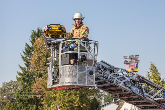 Tag der offenen Tür der Freiwilligen Feuerwehr Friedberg 2017 - Friedbergs Bürgermeister Roland Eichmann bei  der Demonstration einer Rettungsaktion über die Drehleiter