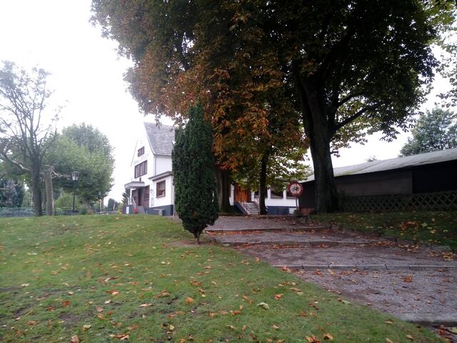 Das "Höllentor" aus Meuchelbeck , Staffel 1  ist eigentlich die Gaststätte "Pitt Jupp" in Stürzelberg, Grind 6