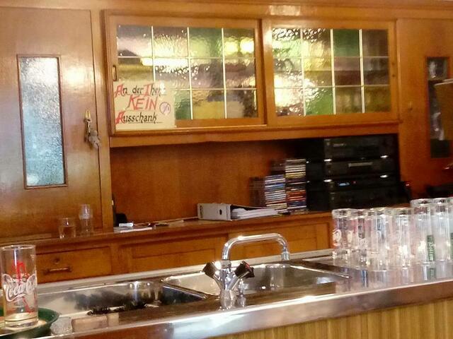 Wie in der Serie, unverändert.  Meuchelbecks Höllentor in der Gaststätte Pitt Jupp in Stürzelberg