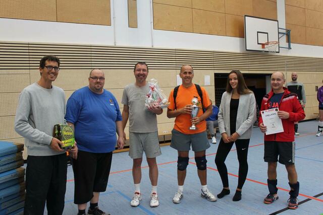 Organisator Marcus Schröder (2.v.l.) mit den Gewinnern aus Pfersee