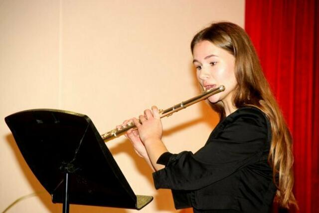 Julia Mathes interpretierte auf ihrer Flöte eine Fantasie von Georg Philipp Telemann und den 2. Satz einer Sonate von Paul Hindemith.