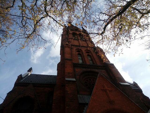 Die Kirchenszenen der Serie wurden im Inneren der Kulturkirche Nippes gedreht.
