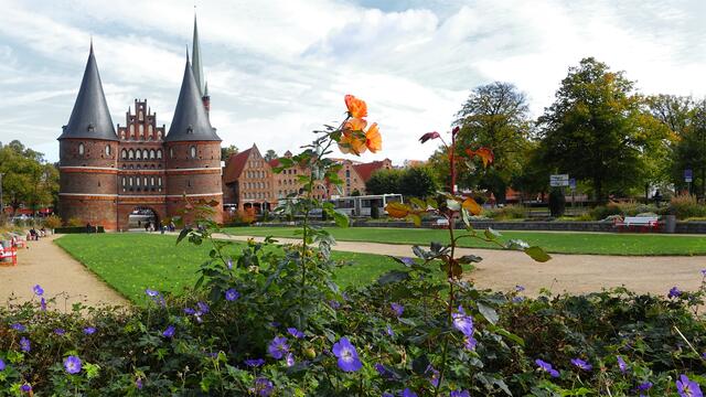 Rechts neben dem Holstentor sind die ehemaligen Salzspeicher zu erkennen. Foto: Helmut Kuzina
