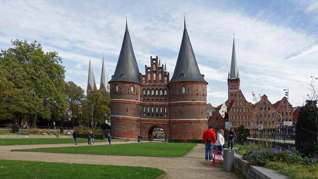 Auf dem Holstentorplatz: Das eindrucksvolle Beispiel spätmittelalterlicher Backsteingotik wurde in den Jahren 1464 bis 1478 errichtet. Foto: Helmut Kuzina