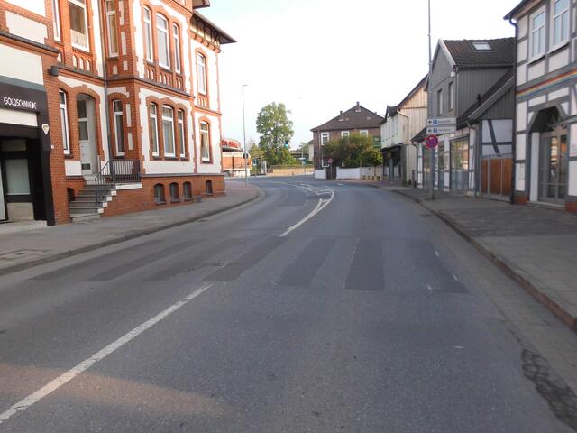 Früherer sinnvoller Überweg in der Bahnhofstr., vor der Kurve zum Bahnhof