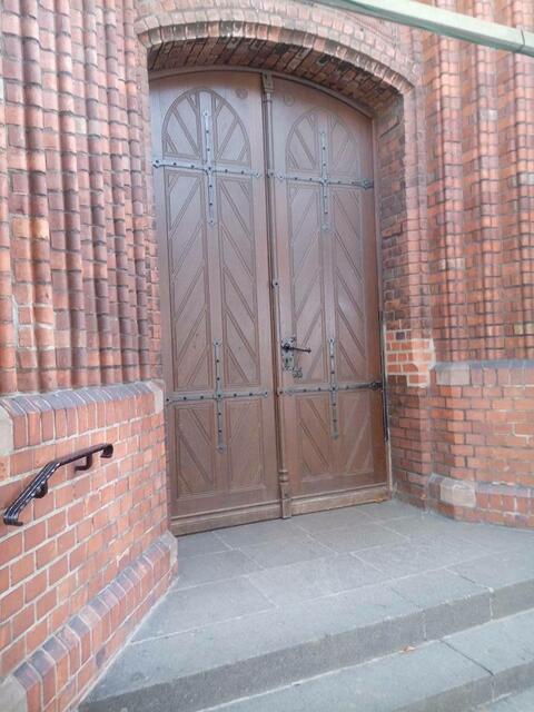 Hinter dieser Tür befindet sich der Drehort für die Kirchenszenen in Meuchelbeck. Kulturkirche Köln-Nippes