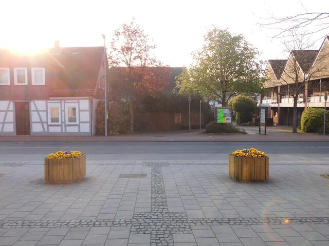 Direkt vor dem Bahnhofseingang (Blick in die Wilhelmstr.)