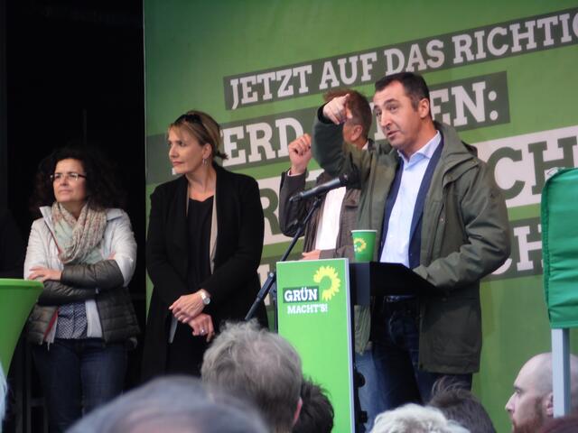 Und ob Simone Peter und Cem Özdemir auf´s richtige Pferd gesetzt haben, das wird sich bald zeigen. Erdogans Liebling gibt jedenfalls schon mal die Laufrichtung vor: "Da geht´s lang zum Regieren. Und wer dem lieben Wolf ne Kugel verpasst, der kriegt´s mit mir zu tun. Dann werde ich nämlich richtig böse."