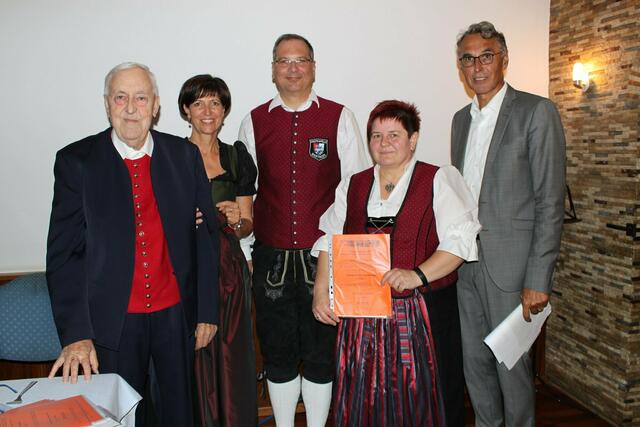 Den Förderpreis für die Stadtkapelle Wertingen nahmen Präsident Christian Hof (mitte) und Vizepräsidentin Edeltraud Sailer (2. v. r.) aus den Händen von (v. l.) Prof. Dr. Karl Kling, Antonie Nuscheler und Johann Fleschhut entgegen.