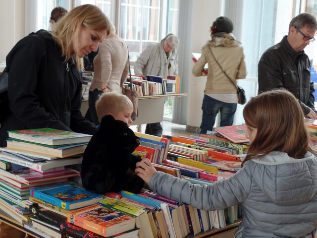 Zur Freude der Kleinen "bewachte" ein Teddy den Tisch mit Kinderbüchern