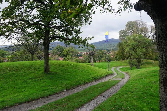 Ein Blick von oben auf den Weg, der nach oben auf den Hügel führt.