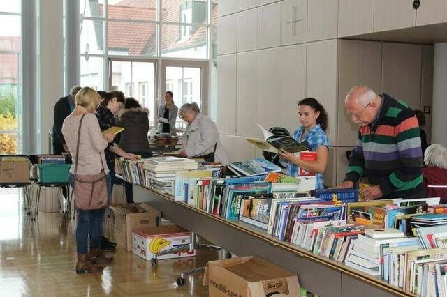 Die vielseitigen Fachbücher fanden besonderes Interesse | Foto: Michael Fendt