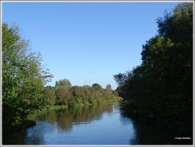 Blick vom Leinewehr über die Leine Richtung Linden -
 im Hintergrund sind die Schornsteine der "Drei warmen Brüder" zu erkennen. (Foto: Katja Woidtke)